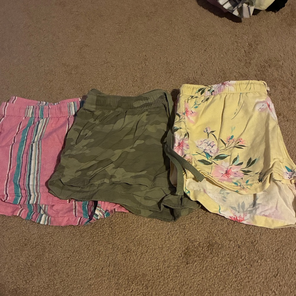 Floral Yellow, Camo Green, and Striped Pink Juniors Shorts size large - Picture 7 of 7